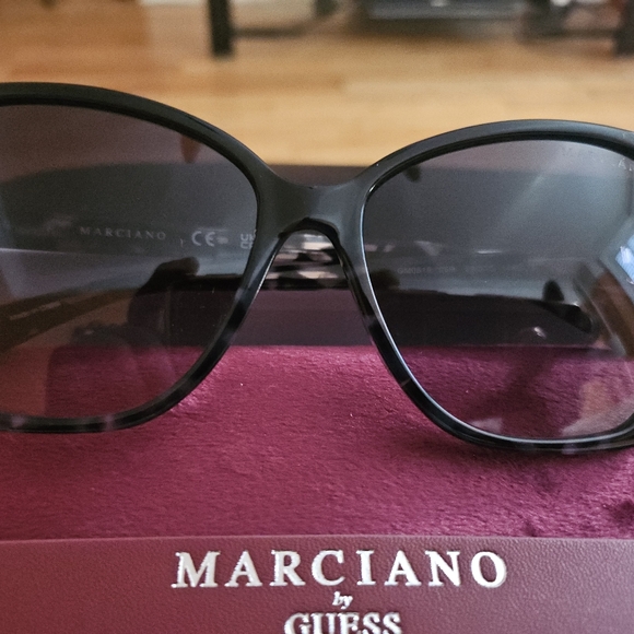 Marciano Women\'s Sunglasses Case - Red